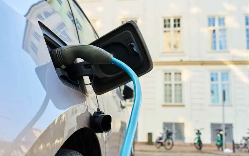 Má elektromobil opravdu nižší uhlíkovou stopu než spalovací auto?