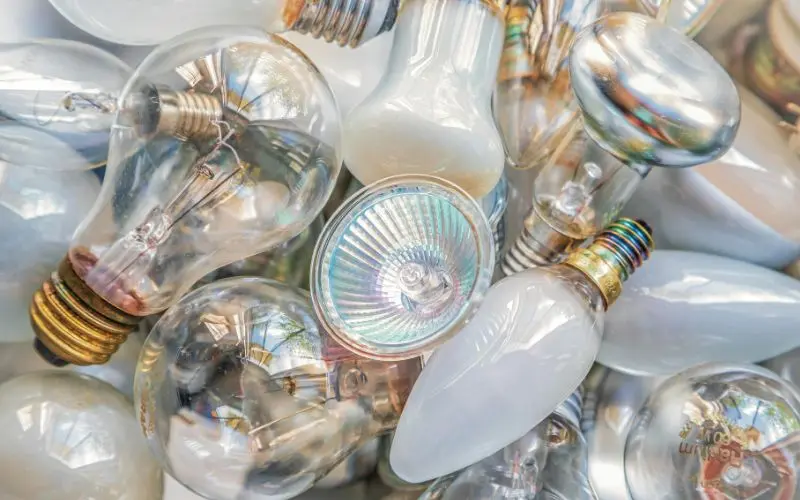 Nezapomeň zhasnout. O úsporném a zdravém svícení.